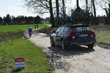 Los ciclistas del equipo Movistar, con Landa, Valverde y Quintana a la cabeza, reconocieron la etapa 9 del Tour de Francia que tendrá 15 tramos de adoquines.