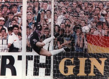 Schuster abrió el marcador al transformar magistralmente una falta directa.