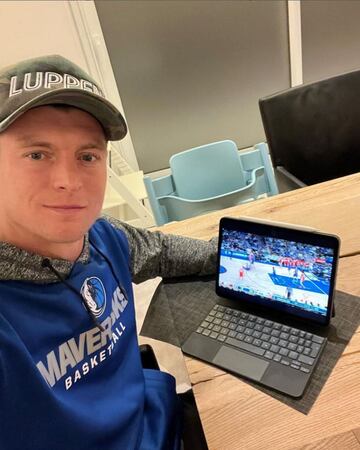 Toni Kroos disfruta de su tiempo libre siguiendo la NBA, es fan de los Dallas Mavericks.