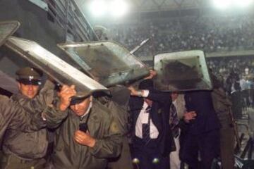 La serie de Copa Davis entre Chile y Argentina terminó en escándalo y una lluvia de sillas en las tribunas el 7 de abril del 2000.