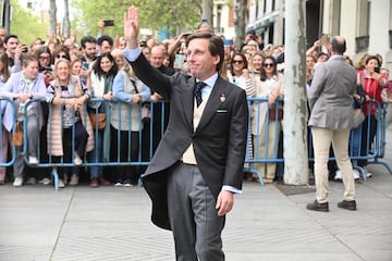 El alcalde saluda a los vecinos que acudieron por la ma?ana a ver la llegada de los invitados a la medi¨¢tica ceremonia.