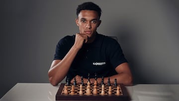 Trent Alexander-Arnold, jugando al ajedrez.