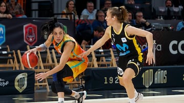 Cristina Ouviña, base del Valencia, lucha con Laura Méndez, del Movistar Estudiantes, en los cuartos de final de la Copa de la Reina de Zaragoza 2023.