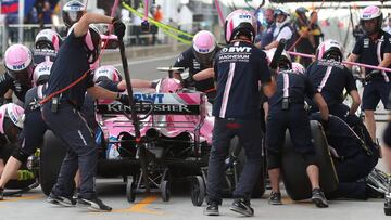 Force India&#039;s Mexican driver Sergio Perez has his tires changed during the practice session of the Formula One Hungarian Grand Prix at the Hungaroring circuit in Mogyorod near Budapest, Hungary, on July 27, 2018.  / AFP PHOTO / FERENC ISZA