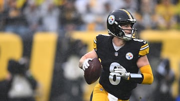 PITTSBURGH, PENNSYLVANIA - OCTOBER 29: Kenny Pickett #8 of the Pittsburgh Steelers looks to throw the ball during the first quarter against the Jacksonville Jaguars at Acrisure Stadium on October 29, 2023 in Pittsburgh, Pennsylvania.   Joe Sargent/Getty Images/AFP (Photo by Joe Sargent / GETTY IMAGES NORTH AMERICA / Getty Images via AFP)