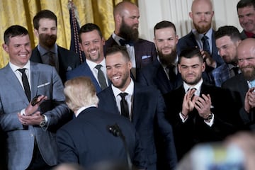 El MVP de la Serie Mundial saluda a Donald Trump cuando el Presidente llegó a la conferencia de prensa.