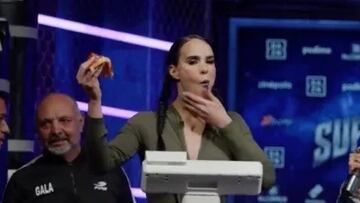 Por qué Gala Montes causó indignación al comer pizza en el pesaje de su pelea contra Alana Flores