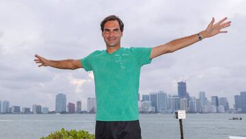 Roger Federer posa con alegr&iacute;a para los fotogr&aacute;fos tras lograr el t&iacute;tulo en el Masters 1.000 de Miami despu&eacute;s de batir en la final a Rafa Nadal.