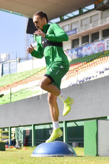 El delantero uruguayo de 23 años firmó con Club León para el Clausura 2020 procedente del Racing Club de su país. Nico Sosa reforzará al equipo dirigido por Ignacio Ambriz y tratará de abrirse un hueco en el once inicial. 