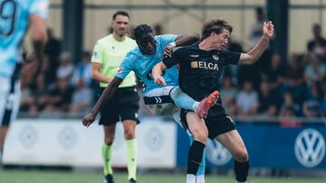 Ilaix Moriba, centrocampista del Celta, dispara a portería ante un futbolista del Grasshopper en el amistoso jugado en Zúrich.