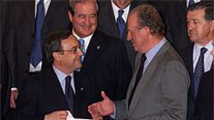 Florentino Pérez entrega la camiseta del Centenario del Real Madrid al Rey don Juan Carlos I.