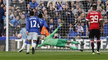 De Gea saves Lukaku's spot-kick