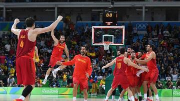 Pau Gasol celebra el bronce con sus compañeros.