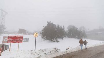 Dos personas caminan por una pista forestal en el Puerto de Navacerrada, a 1 de diciembre de 2021, en Cercedilla, Madrid (Espa&ntilde;a). La apertura de Navacerrada para este invierno es todav&iacute;a una inc&oacute;gnita y la estaci&oacute;n se ha conve