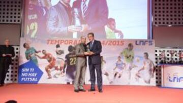 Javier Lozano, presidente de la LNFS, entregando a Ricardinho el premio que le acredita como Mejor Jugador de la pasada temporada.