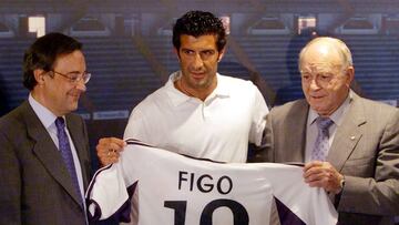 Luis Figo durante su presentación con el Real Madrid.