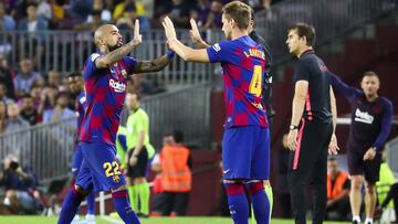 Ivan Rakitic entra al campo en sustitución de Arturo Vidal durante el partido de Liga Santander entre F.C. Barcelona y Sevilla disputado en el Camp Nou.