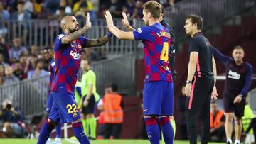 Ivan Rakitic entra al campo en sustituci&oacute;n de Arturo Vidal durante el partido de Liga Santander entre F.C. Barcelona y Sevilla disputado en el Camp Nou.