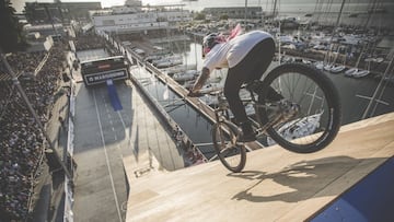 La piloto de MTB Gemma Corbera saliendo de la parte m&aacute;s alta del Big Jump de O Marisqui&ntilde;o 2022, en el Puerto de Vigo, el 14 de agosto del 2022. 