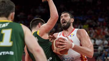 Marc Gasol trata de pasar ante la defensa de Dellavedova.