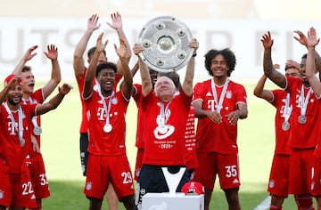 El asistente del entrenador, Hermann Gerland, levanta el trofeo de campeón. 