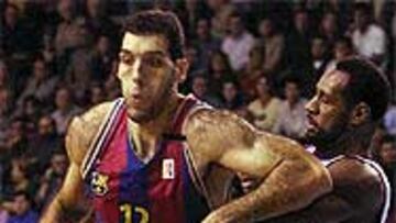 <b>PUGNA GIGANTE.</B> Roberto Dueñas intenta superar el marcaje de Rashard Griffith.