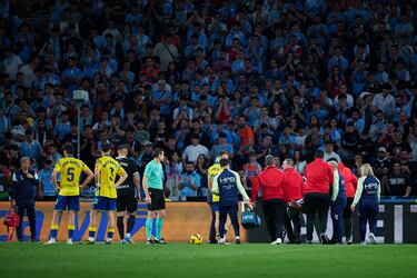 La acción entre ambos jugadores tuvo lugar durante el minuto 24 de la primera parte del duelo entre el Celta - Las Palmas. En un balón dividido, el guardameta holandés salió de su portería y Borja Iglesias, que llegaba con todo a la disputa, impactó de forma involuntaria con la rodilla en la zona del bajo vientre. Jasper Cillessen ha sido operado esta madrugada en el hospital de Vigo después de sufrir una contusión intestinal.