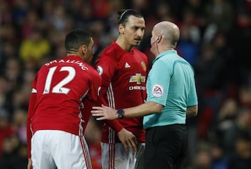 Manchester United's Zlatan Ibrahimovic speaks to referee Lee Mason