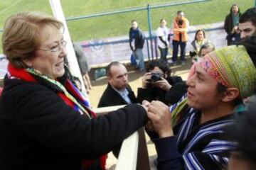 La presidenta de Chile Michelle Bachelet junto a los aficionados.