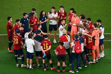 El equipo español hace grupo tras el final del partido. 