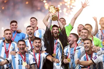 Leo Messi y el resto de jugadores argentino, celebran con la Copa del Mundo.