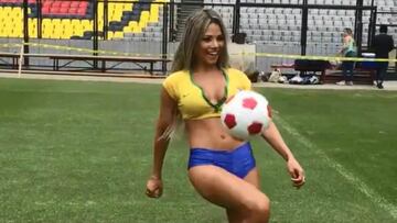 Meire Carvalho, cantante y modelo brasileña del conocido grupo, apareció en la casa de Las Águilas del América demostrando su destreza con el balón.