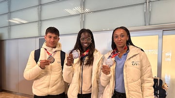 Los atletas españoles Elvin Josué Canales, Fátima Diamé y Ana Peleteiro posan con sus medallas de bronce de los Mundiales de Atletismo de Pista Cubierta a su llegada al aeropuerto de Barajas.