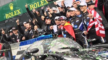 Alonso y sus compa&ntilde;eros del Cadillac 10 celebrando la victoria de Daytona. 