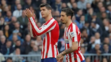 Morata aplaude a los aficionados del Atlético en el Bernabéu tras el derbi ante el Real Madrid.