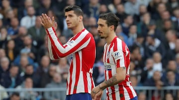 Morata aplaude a los aficionados del Atl&eacute;tico en el Bernab&eacute;u tras el derbi ante el Real Madrid.