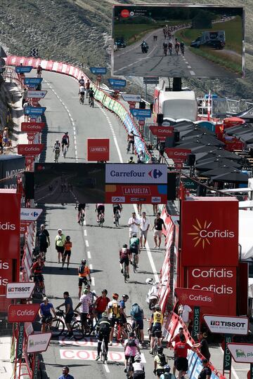 Ambiente en la meta del puerto de Belagoa donde terminará la 14 etapa de la Vuelta a España con un recorrido de 156,6 Km entre Sauveterre de Bearn y Larra Blagoa.