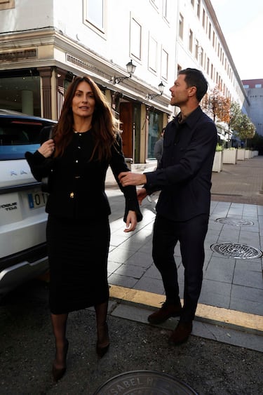 Nagore Aramburu y Xabi Alonso en una céntrica calle de Madrid. 