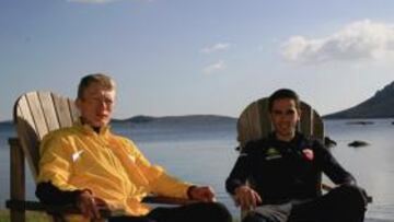 <b>BUENA PAREJA. </b>Vinokourov y Contador posan en el jardín del hotel Goeland, en Porto Vecchio.