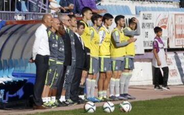 En Segunda Divisi¨®n B el Castilla tambi¨¦n mostr¨® sus respetos. En imagen Zinedine Zidane con el cuerpo t¨¦cnico y algunos jugadores.