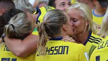Magdalena Eriksson, besando a su novia.