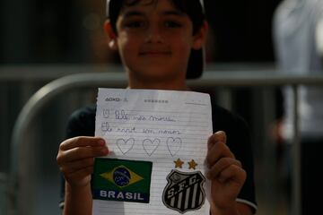 Un niño brasileño le dedica una carta a Pelé durante su velatorio. 