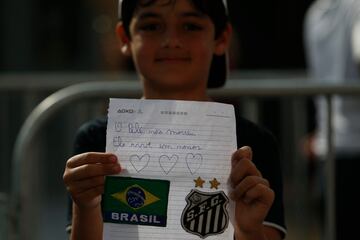 Un ni?o brasile?o le dedica una carta a Pel¨¦ durante su velatorio.