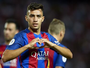 Criado en el fútbol madrileño, se decantó por la cantera del FC Barcelona. Tras dos años en el filial y otros tantos en el primer equipo se marchó cedido al Valencia y después al Alavés. Finalmente el Sevilla lo compra por 1,05 millones de euros.