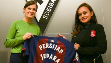La presidenta del Eibar con la presidenta del Persijap Jepara.