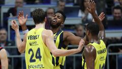 TOL05. ESTAMBUL (TURQU&Iacute;A), 05/01/2018.- Los jugadores del Fenerbahce Jason Thompson (c), Jan Vesely (i) y Bradley Wanamaker (d) celebran un tanto contra el Baskonia durante el partido de Euroliga que enfrent&oacute; a ambos equipos en Estambul (Tur