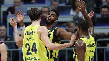 TOL05. ESTAMBUL (TURQUÍA), 05/01/2018.- Los jugadores del Fenerbahce Jason Thompson (c), Jan Vesely (i) y Bradley Wanamaker (d) celebran un tanto contra el Baskonia durante el partido de Euroliga que enfrentó a ambos equipos en Estambul (Tur