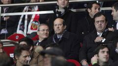 Garc&iacute;a Moreno, a la izquierda de Manuel Llorente en el palco del estadio del Par&iacute;s Saint-Germain.