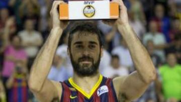 El jugador del FC Barcelona Juan Carlos Navarro posa con el trofeo MVP.