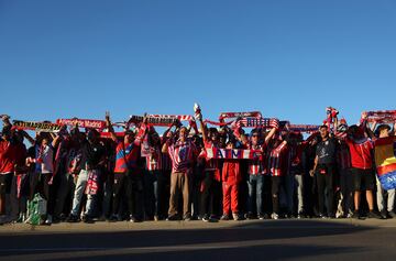 Aficionados del Atlético de Madrid durante la llegada del autobús del conjunto rojiblanco al Cívitas Metropolitano.